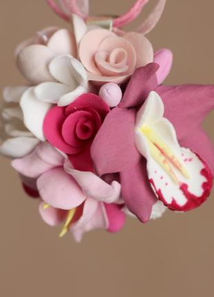 Розовый кулон ручной работы с орхидеей, фрезиями и розами