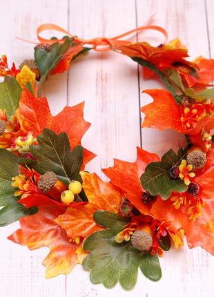 Осенний венок веночек с листьями клена, дуба и желудями