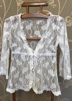 Очень красивая и стильная брендовая кружевная блузка белого цв...