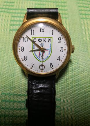 Наручные механические часы с датой, на циферблате эмблема СФКИ
