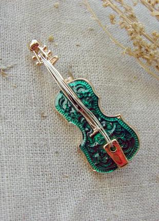 Оригинальная брошь в виде скрипки цвет зеленый золото