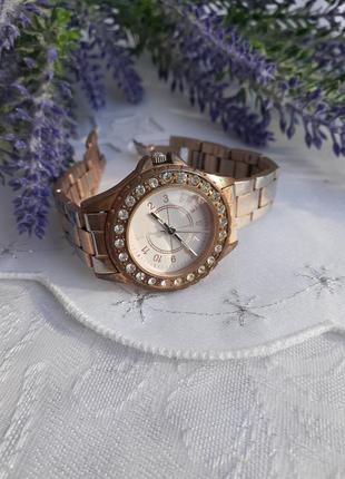Наручний годинник жіночі універсальні з металевим браслетом по...