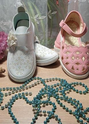 Розовые туфельки и белые мокасины для малышки