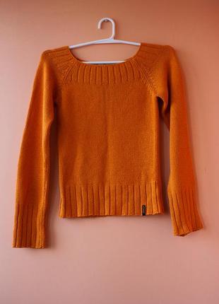 Оранжевый вязаный свитер