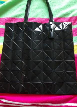 Чорна лакова сумка шоппер із трикутників у стилі bao bao issey...