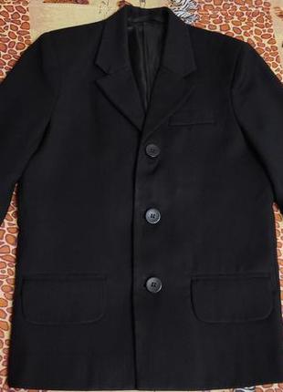 Чёрный пиджак для первоклассника