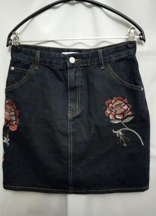Стильная джинсовая юбка с вышивкой