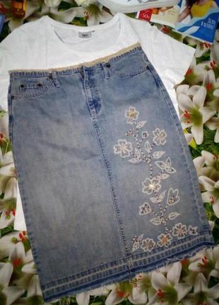 Джинсовая юбка-миди с необработанными краями ,рисунком и бисером