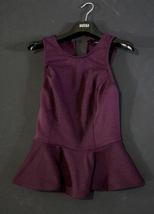 Неопреновая плотная блузка с баской без рукавов фактурные вставки