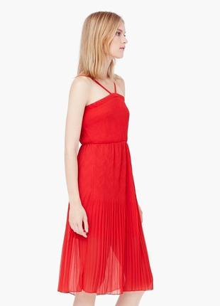 Шикарное красное  плиссированное платье mango/крутое