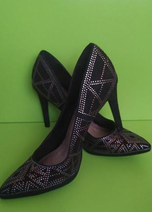 Класичні туфлі чорні з візерунком, 39