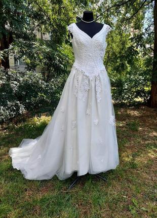 Королівське весільне плаття айворі зі шлейфом, розшите, гудзички