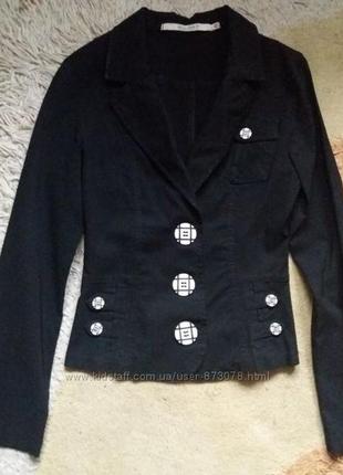 Красивый стильный элегантный приталенный черный женский пиджак...