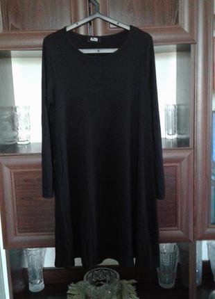 Маленькое черное трикотажное вискозное платье с длинным рукаво...