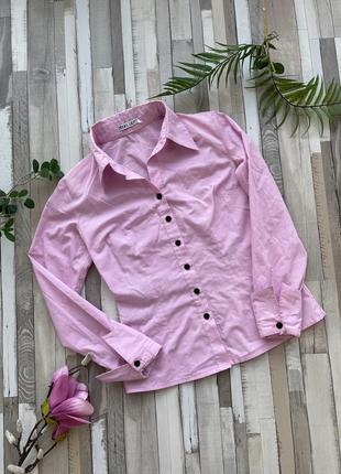 Розовая рубашка с чёрными пуговицами