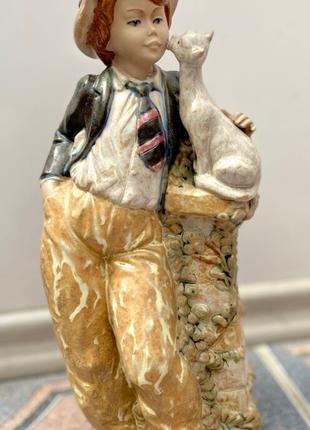Керамическая фигура (статуэтка) " Мальчик с котом". Ручная роспи