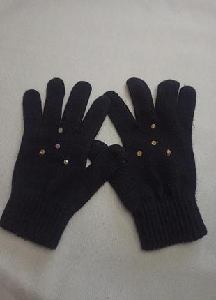 Черные трикотажные перчатки. женские перчатки. рукавички женские