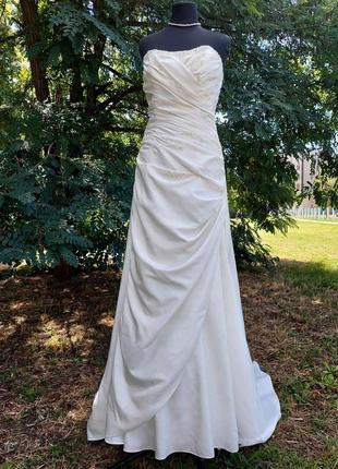 Елегантне весільне плаття айворі зі шлейфом, шнурівкою на спинці