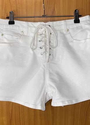 Белые джинсовые шорты на шнуровке с высокой посадкой fb sister