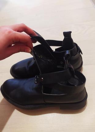 Ботинки черные женские весенние с дырками 38; размер