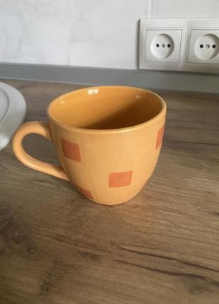 Яркая оранжевая небольшая керамическая чашка 150 мл с квадрати...