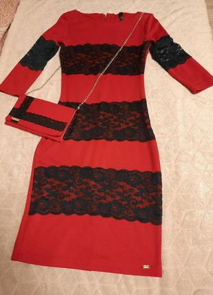 Трикотажне червоне плаття з мереживними вставками і клатчем на...