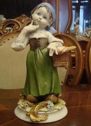 Статуетка дівчинка з кошиком фарфор каподімонте італія