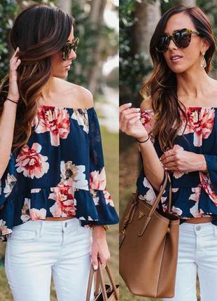 Очень красивая и стильная блузка в цветах.
