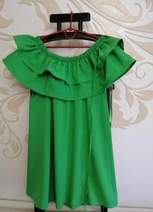 Літня сукня гарного насиченого зеленого кольору.