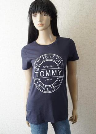 Женская удлиненная футболка tommy jeans темно синего цвета.