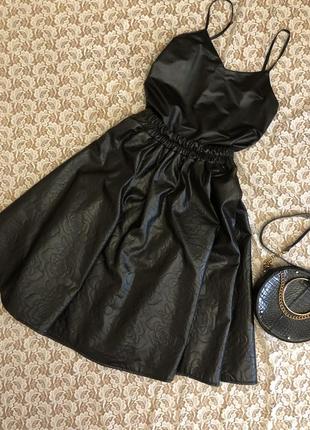 Чёрный комплект из эко кожи, юбка и майка.