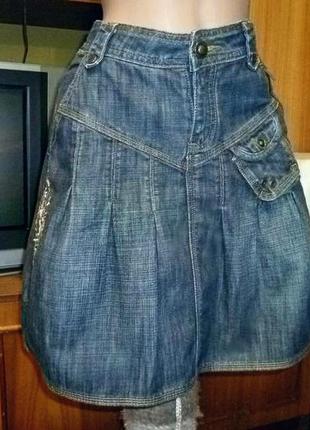 Брендовая плотная джинсовая юбка синяя с вышивкой демисезонная...