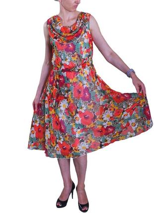 Легка яскрава сукня міді з квітковим принтом