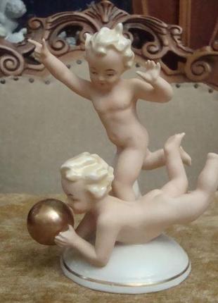 Антикварная статуэтка путти с золотым мячом фарфор германия со...