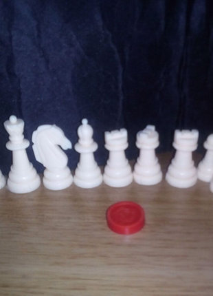 Шахматные магнитные фигурки белые