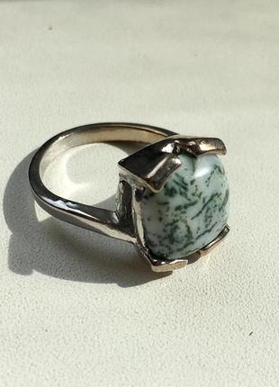 Кольцо с серо-зеленым камнем