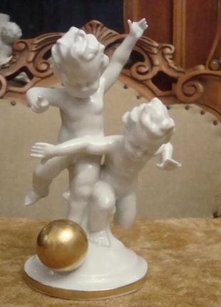 Антикварная статуэтка путти с золотым мячом фарфор германия 19...