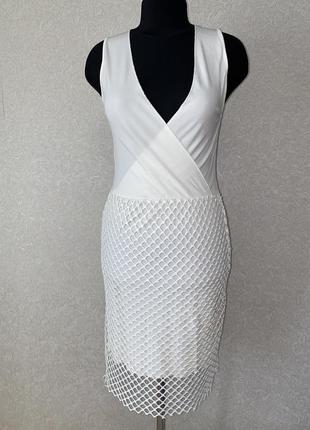 Белое платье с двуслойной юбкой-сеткой