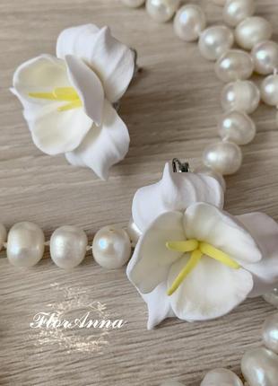 Білі сережки з квітами "фрезії"