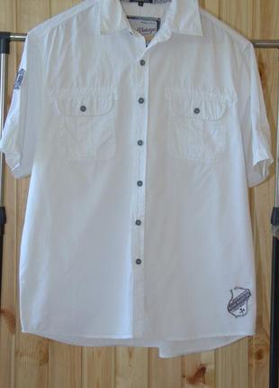 Белая натуральная рубашка спортивного стиля с коротким рукавом