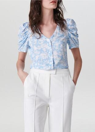 Блузка з віскози з об’ємними рукавами голуба з білим принтом
