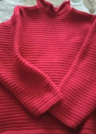 Вязаный свитер под горло с объемными рукавами