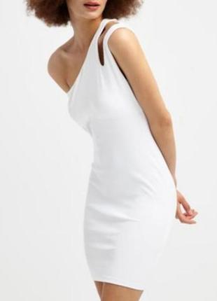 Облегающее белое асиметричное платье плаття в рубчик на одно п...