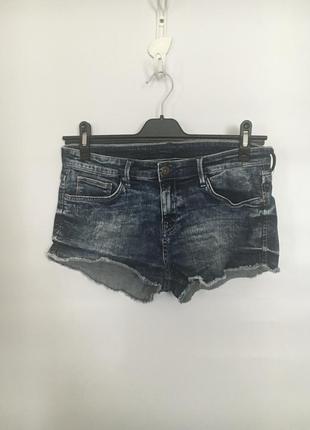 Короткие джинсовые шорты с необработанным краем