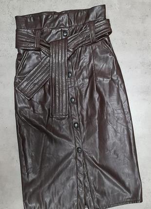 Шикарная юбка из эко-кожи с завышенной талией и поясом