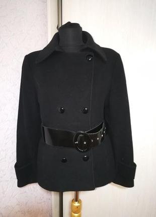 Чорне коротке пальто з поясом