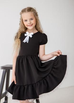 Школьное платье с фатином и брошью черное