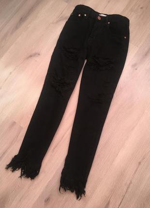Крутые черные рваные прямые джинсы с высокой талией