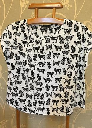 Очень красивая и стильная брендовая блузка в котах..100% вискоза.