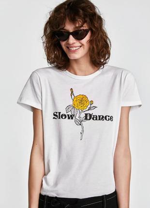 Белая футболка надписью медленный танец топ с флористичным при...